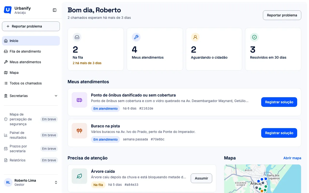 Tela Início do gestor, com quatro blocos de contagem no topo, a lista Precisa de atenção e o mapa pequeno ao lado.