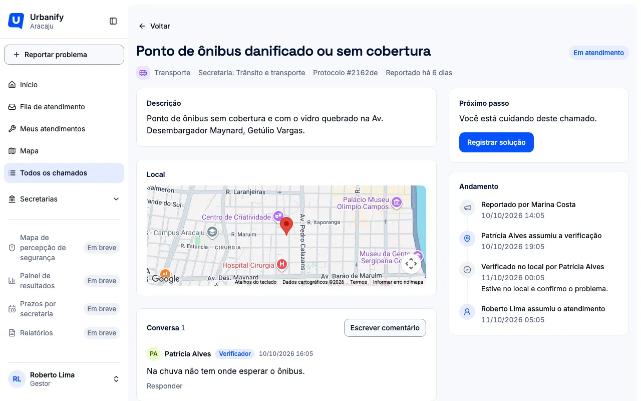 Detalhe de um chamado em atendimento, com o Próximo passo e o botão Registrar solução.