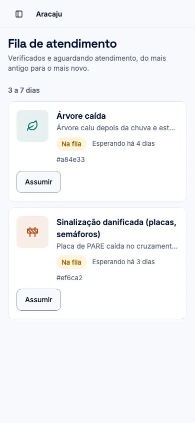 Fila de atendimento, com os chamados verificados agrupados por tempo de espera e um botão Assumir em cada cartão., em celular