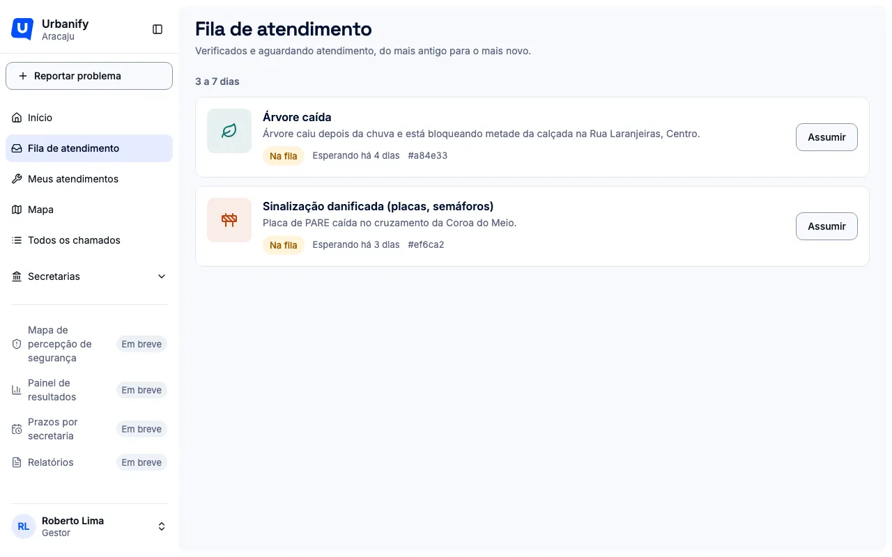 Fila de atendimento, com os chamados verificados agrupados por tempo de espera e um botão Assumir em cada cartão.